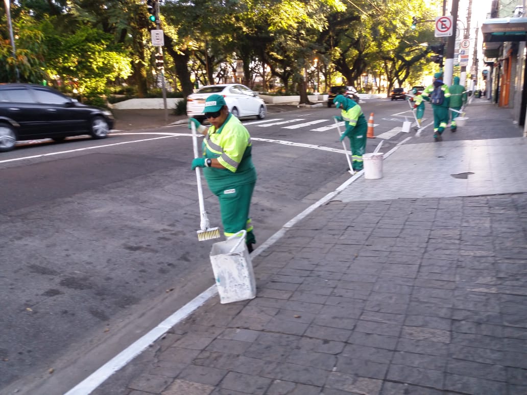 Pessoa fazendo a pintura de quia de rua